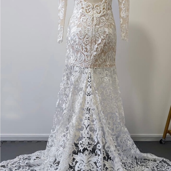 Elegant & exquisite lace mermaid dress with plunging
v neckline & faux pearls. - Picture 8 of 15